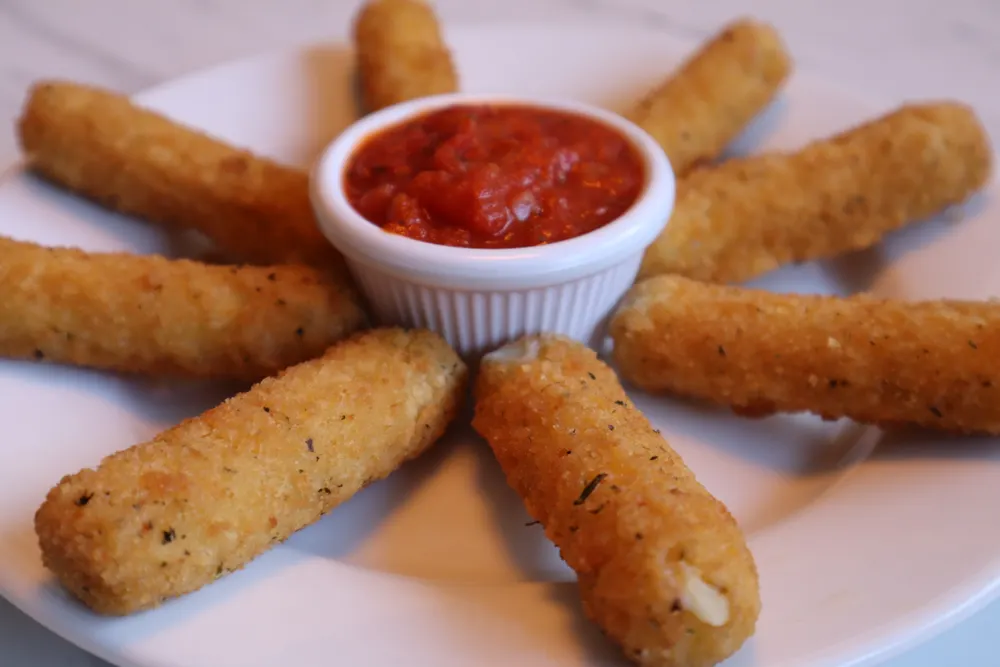 Golden mozzarella sticks with marinara
